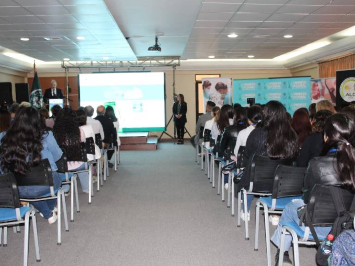 Profesionales y estudiantes fortalecen competencias en Congreso Nacional  de Odontología de Santo Tomás