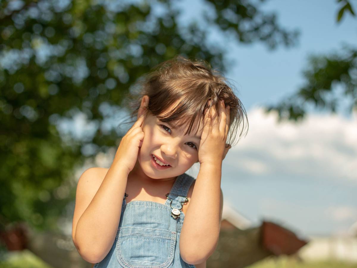 Cuidado auditivo en verano: ¿cómo pueden afectar las altas temperaturas a nuestros oídos?