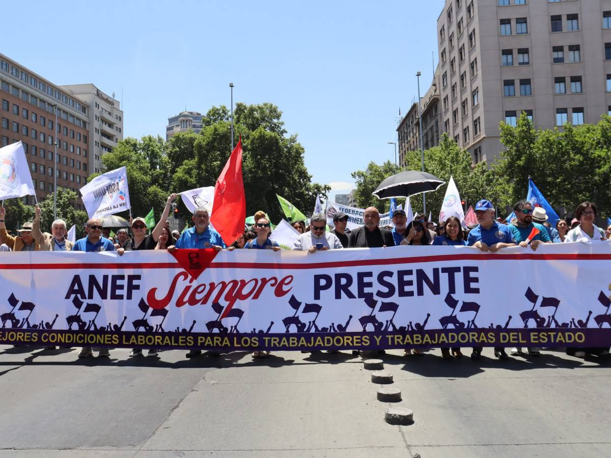 Trabajadores del SERNAC inician huelga denunciando acoso laboral y precariedad en condiciones de trabajo