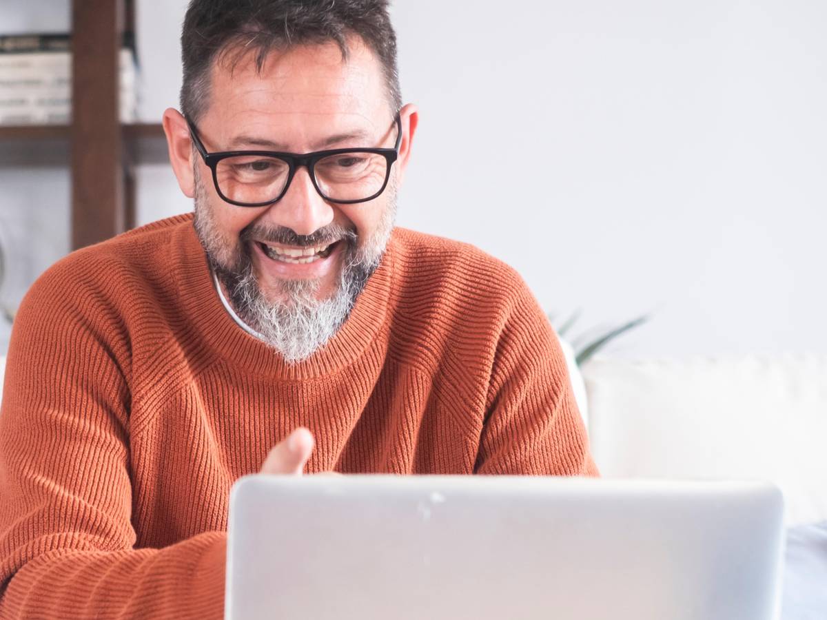 Queda menos de un mes para postular al Fondo 55+ de Entel para desarrollar habilidades digitales en personas mayores