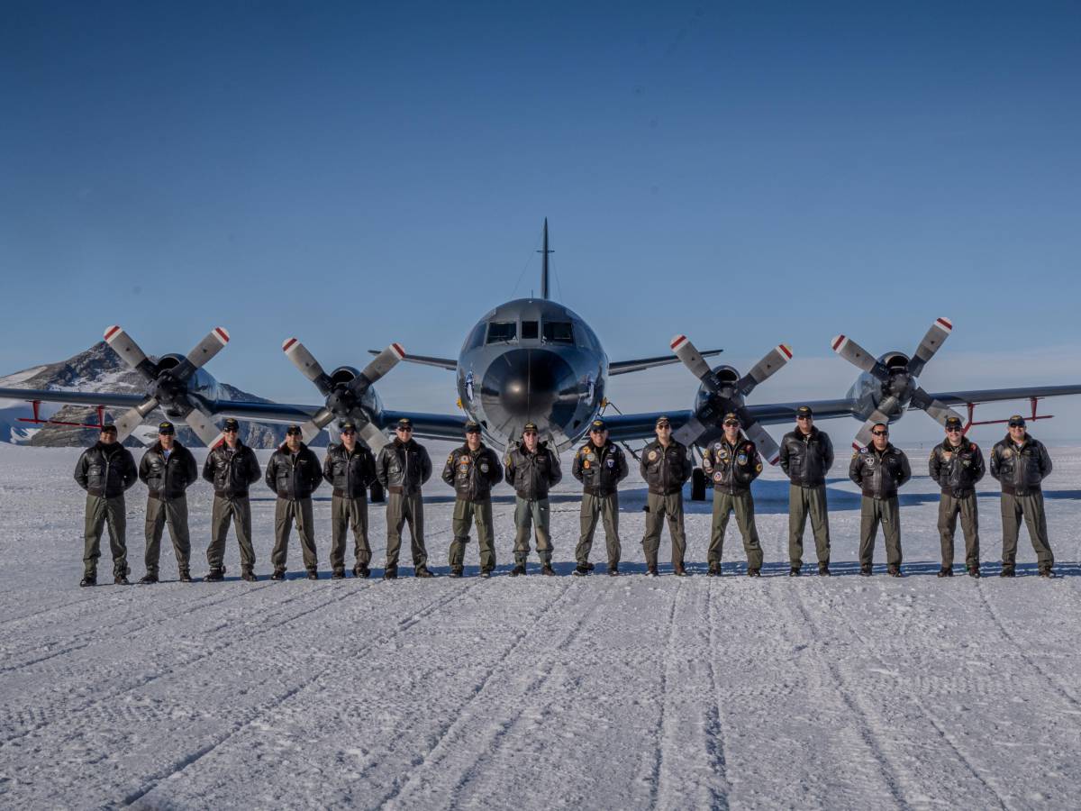 Avión de la Armada de Chile y equipo del Centro de Estudios Científicos aterrizan en Glaciar unión – Antártica y marcan un hito en la Aviación Naval chilena