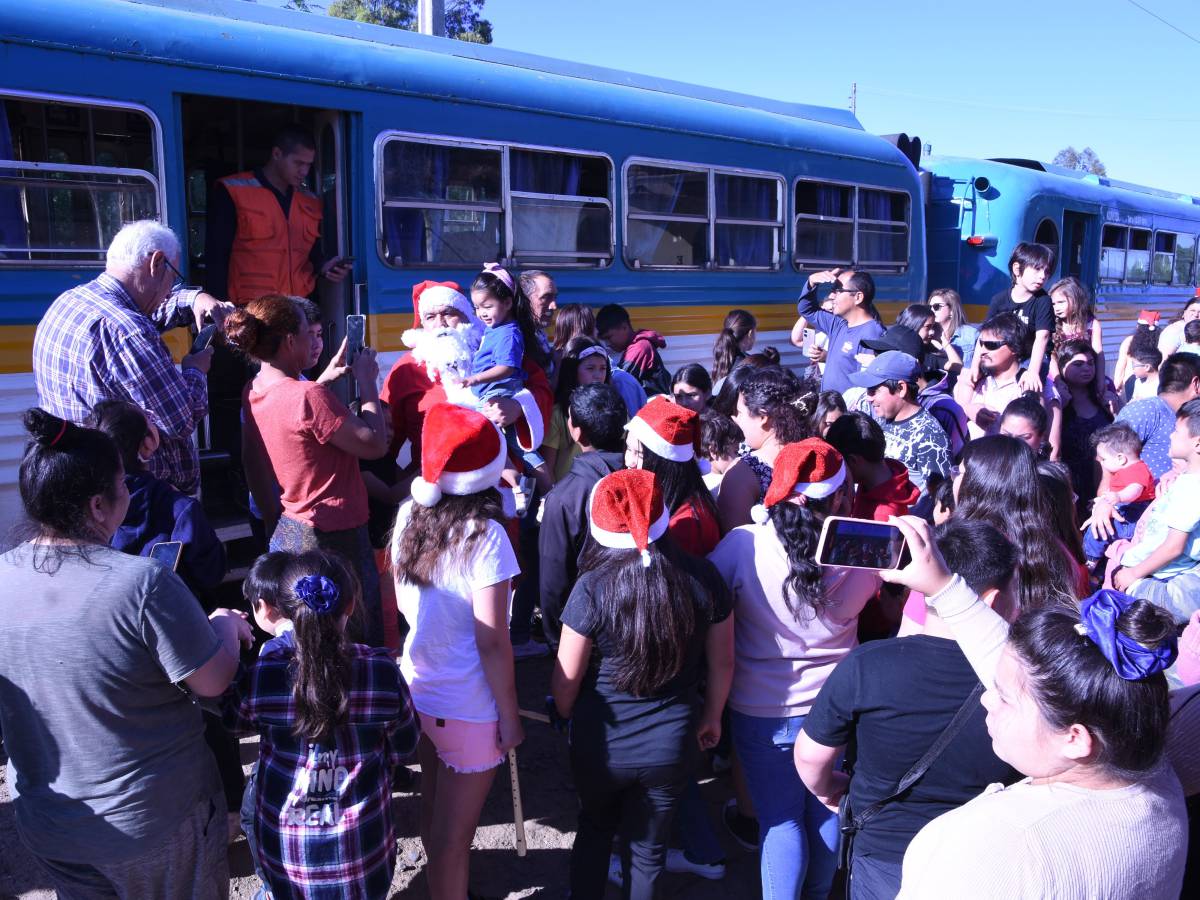 Tren de Navidad regaló alegría y esperanza en el ramal Talca - Constitución