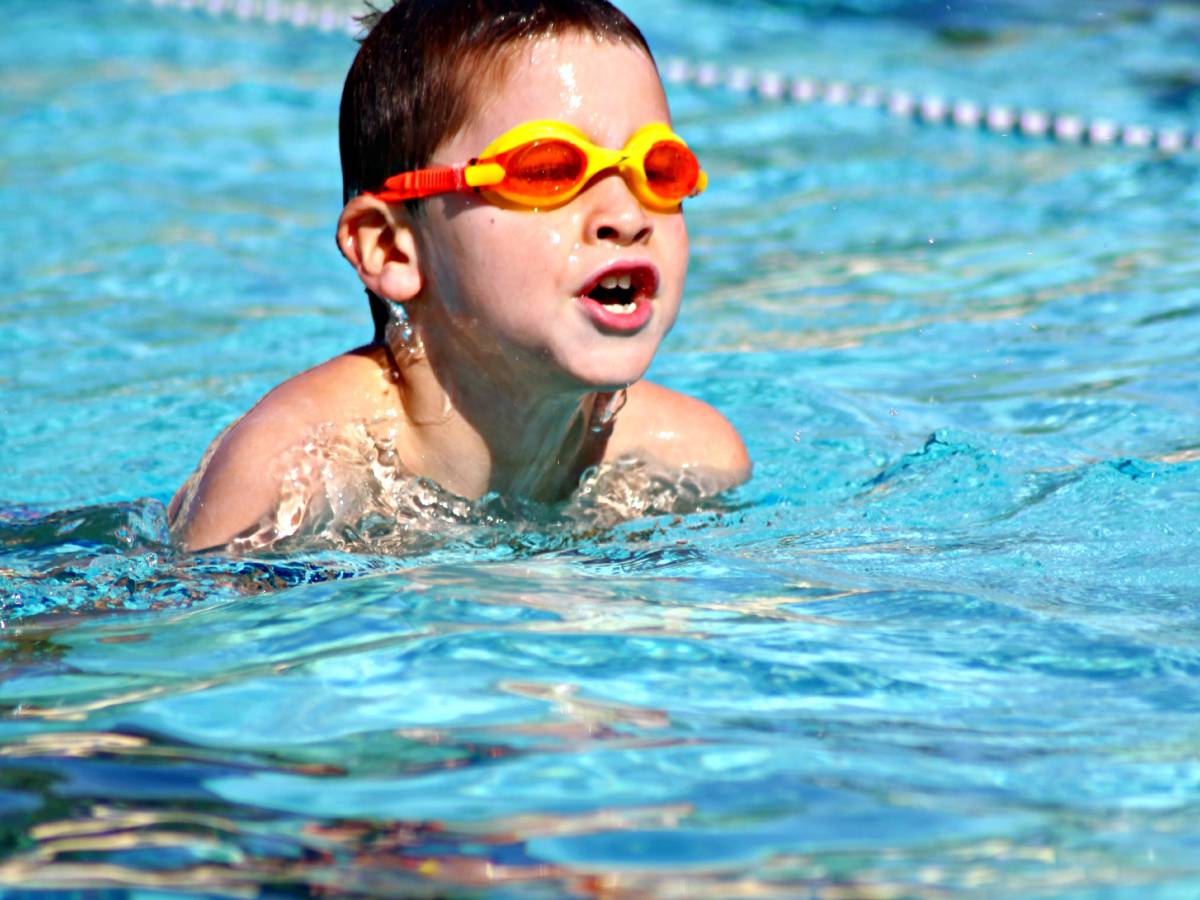 Entregan consejos para prevenir enfermedades relacionadas con las piscinas