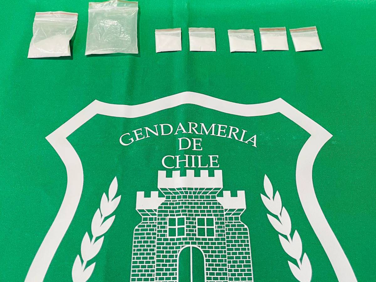 Gendarmería incauta droga escondida en zapatillas en penal femenino de Bulnes.