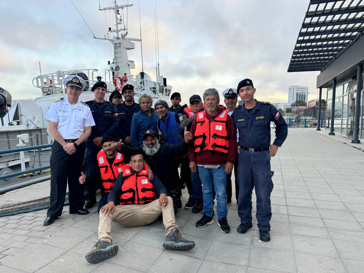 Armada de Chile lidera rescate de siete personas en altamar en Coquimbo