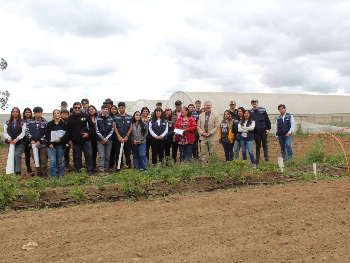 Agricultores de Coihueco y estudiantes de Santo Tomás unen experiencia y academia en proyecto agrícola