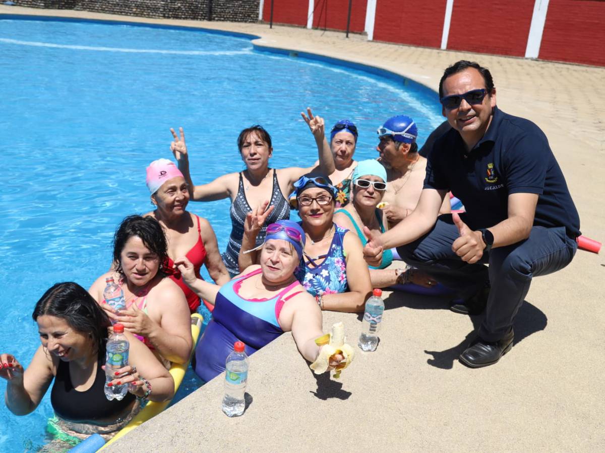 Éxito en Chillán Viejo: Inician talleres de natación para niños, jóvenes y adultos mayores