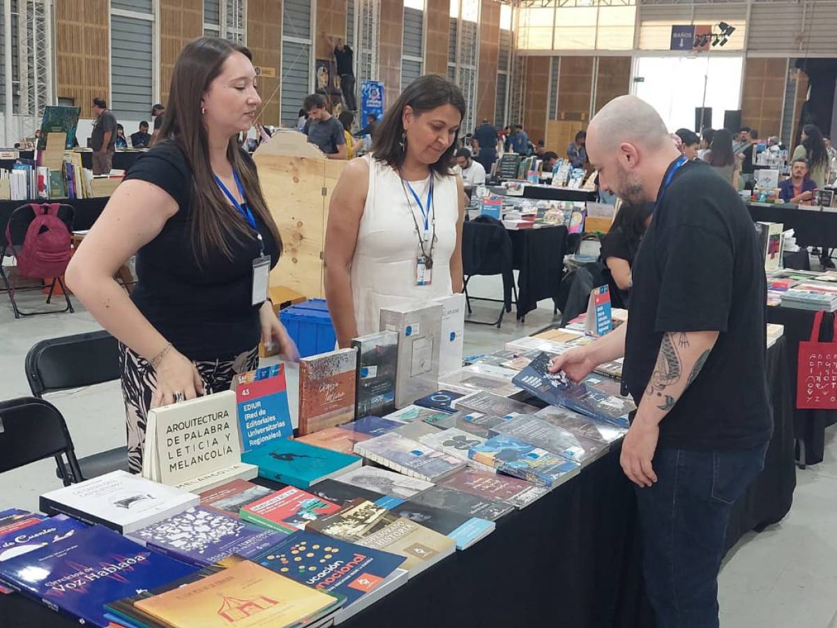 Como representante de la Universidad del Bío-Bío se une al stand de EDIUR.