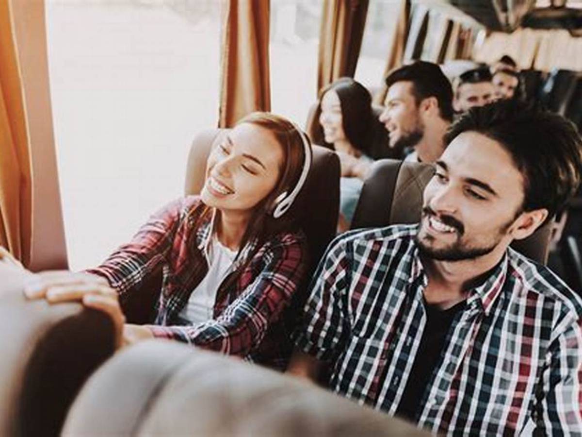 Radiografía a usuarios de buses interurbanos: les molesta la basura de otros pasajeros y prefieren la comodidad del servicio