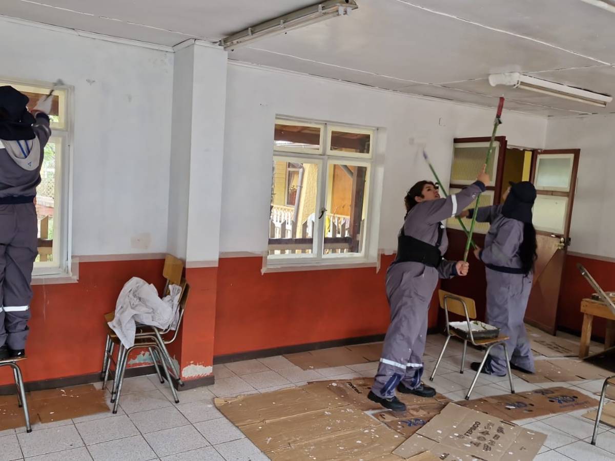 Sence reduce brechas de género en Ñuble, capacitando a mujeres en construcción