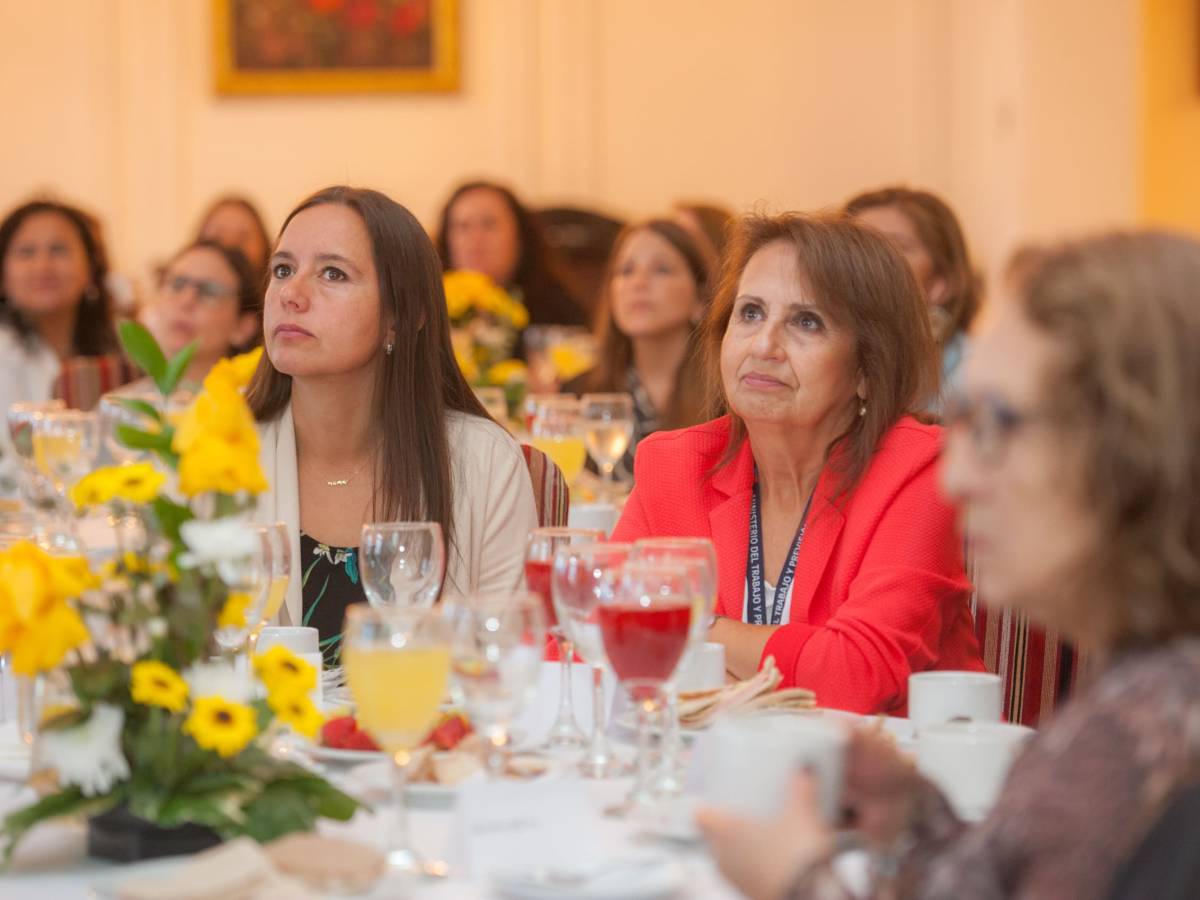 Mujeres de la pesca industrial se reúnen para relevar su contribución al sector