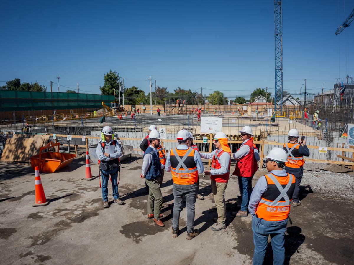 Gobernador Crisóstomo visitó a trabajadores de las obras de Teletón