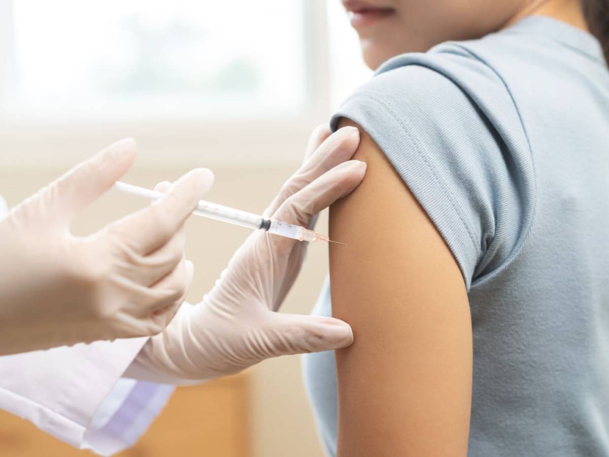 Hacen llamado urgente a vacunarse ante alza de virus respiratorios: “La vacuna es gratuita y está disponible en todo el país”