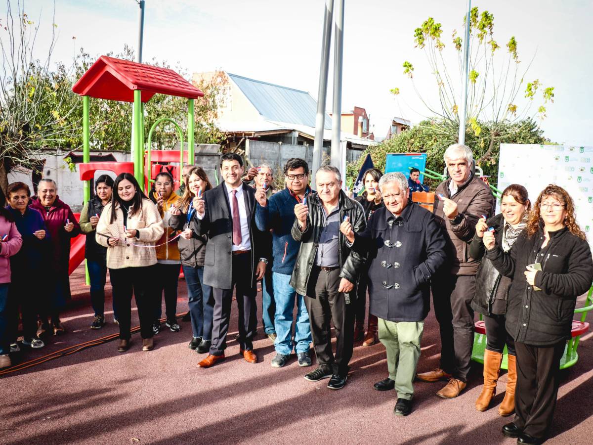 Minvu inaugura dos renovadas plazas en Quillón